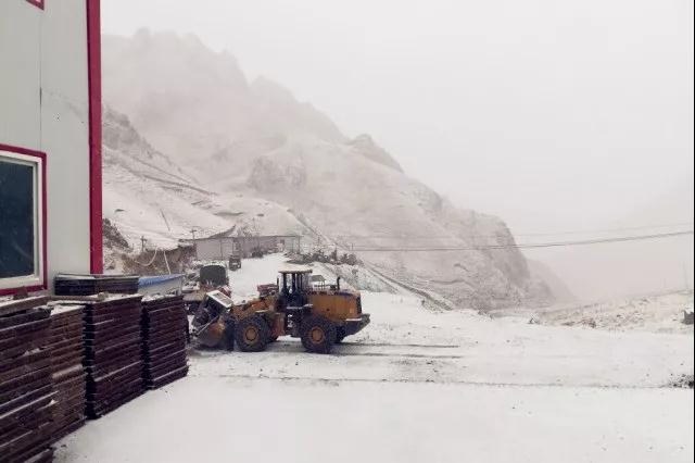 人間四月芳菲盡，山中春雪還復來