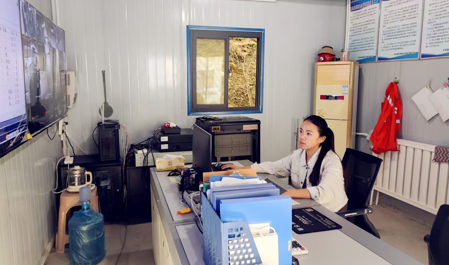 堅(jiān)守安全防線(xiàn)，綻放巾幗風(fēng)采｜記西溝鐵礦安全監(jiān)控員黃春玲